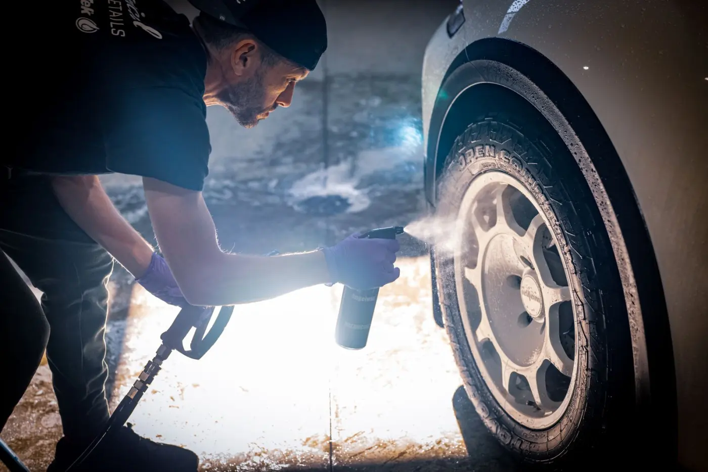 Étape observer du detailing automobile